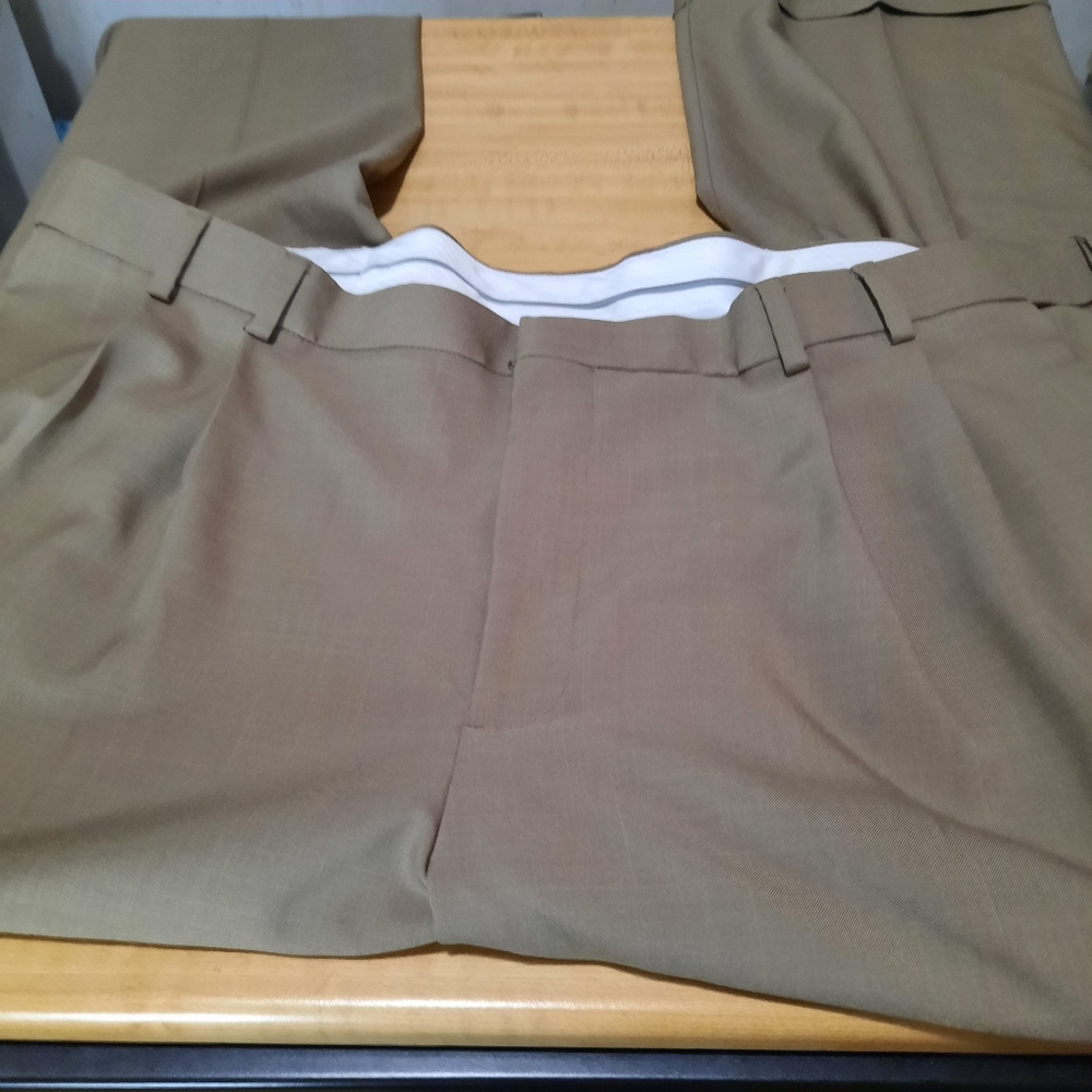 Van heusen mens tan pleated dress pants size 48X30 hook and button closure